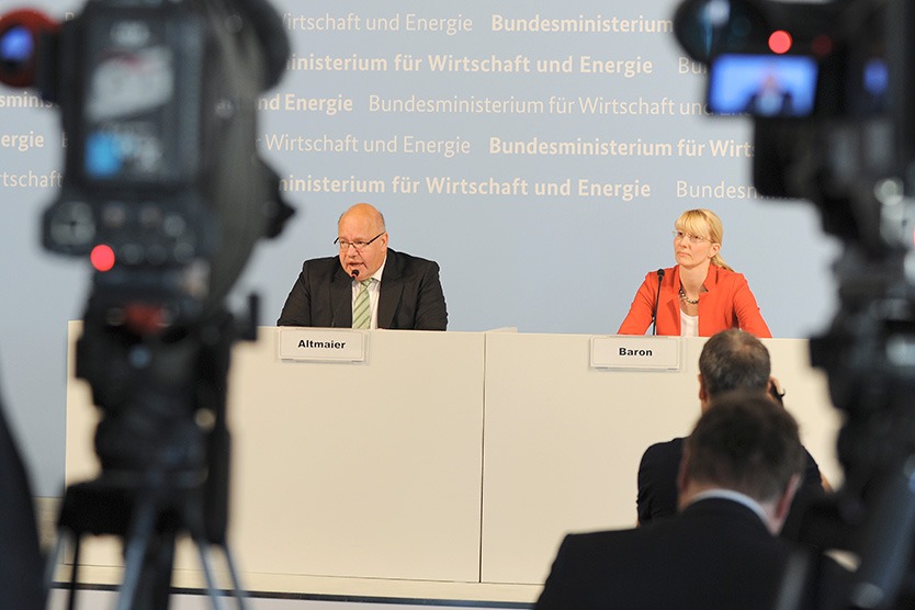 Fott: Bundeswirtschaftsminister Altmaier sitzt in einem Präsidium mit Frau Susanne Eriksson.