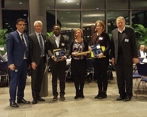 Foto: Gruppenbild mit 6 Personen. Auszeichnung für Forschungs- und Entwicklungsarbeit des ITL.