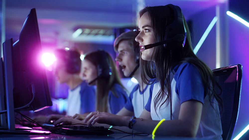 Foto: Eine Spielerin und ihr Team nehmen am eSport Cyber Games-Turnier teil. 