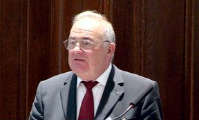 Foto: Portraitbild eines Mannes, der eine Rede hält.