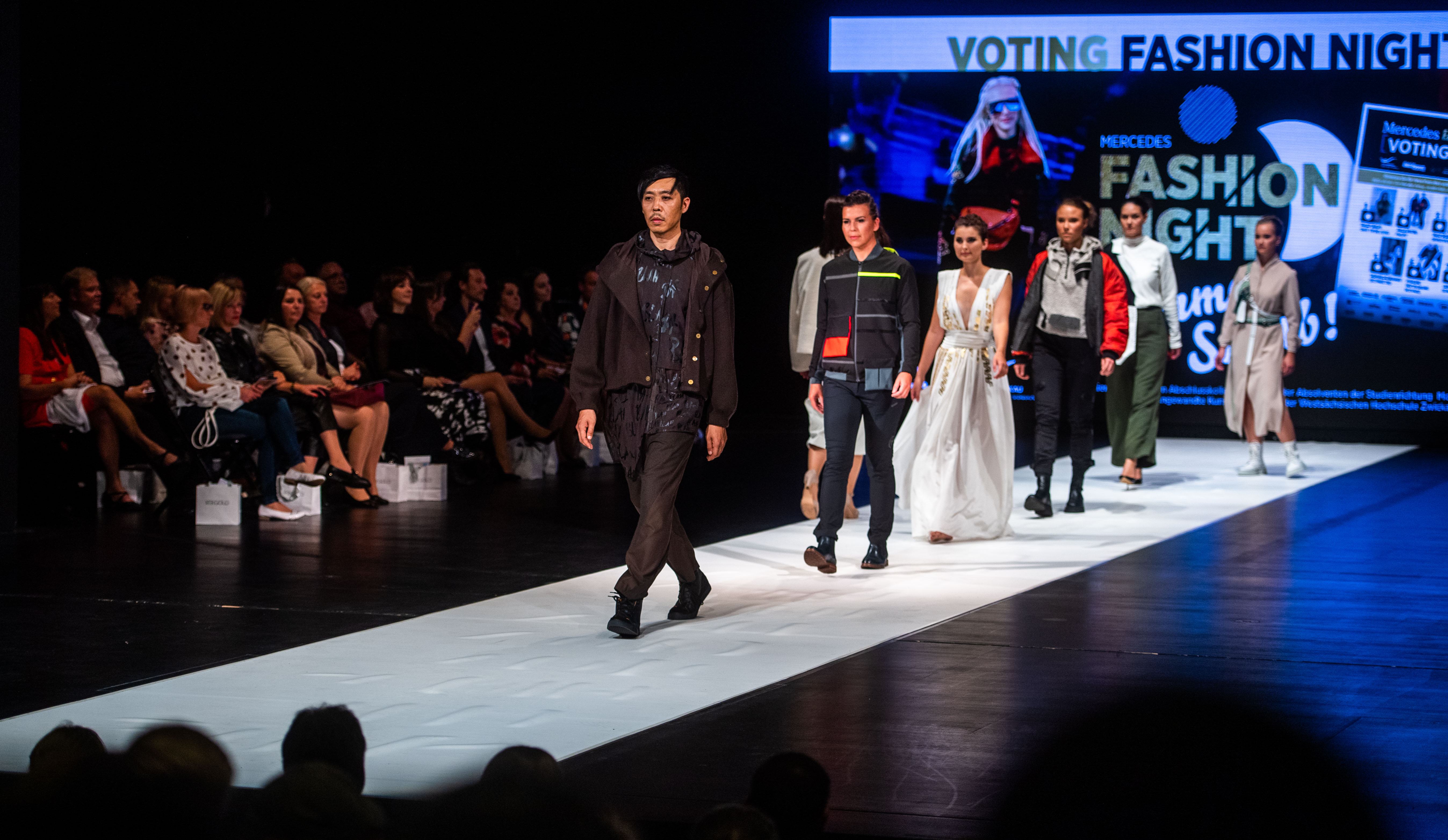 Foto: Abschlussshow der Mercedes Fashion Night, Studierende der WHZ präsentieren Mode auf einem Laufsteg (Foto: Kristin Schmidt)