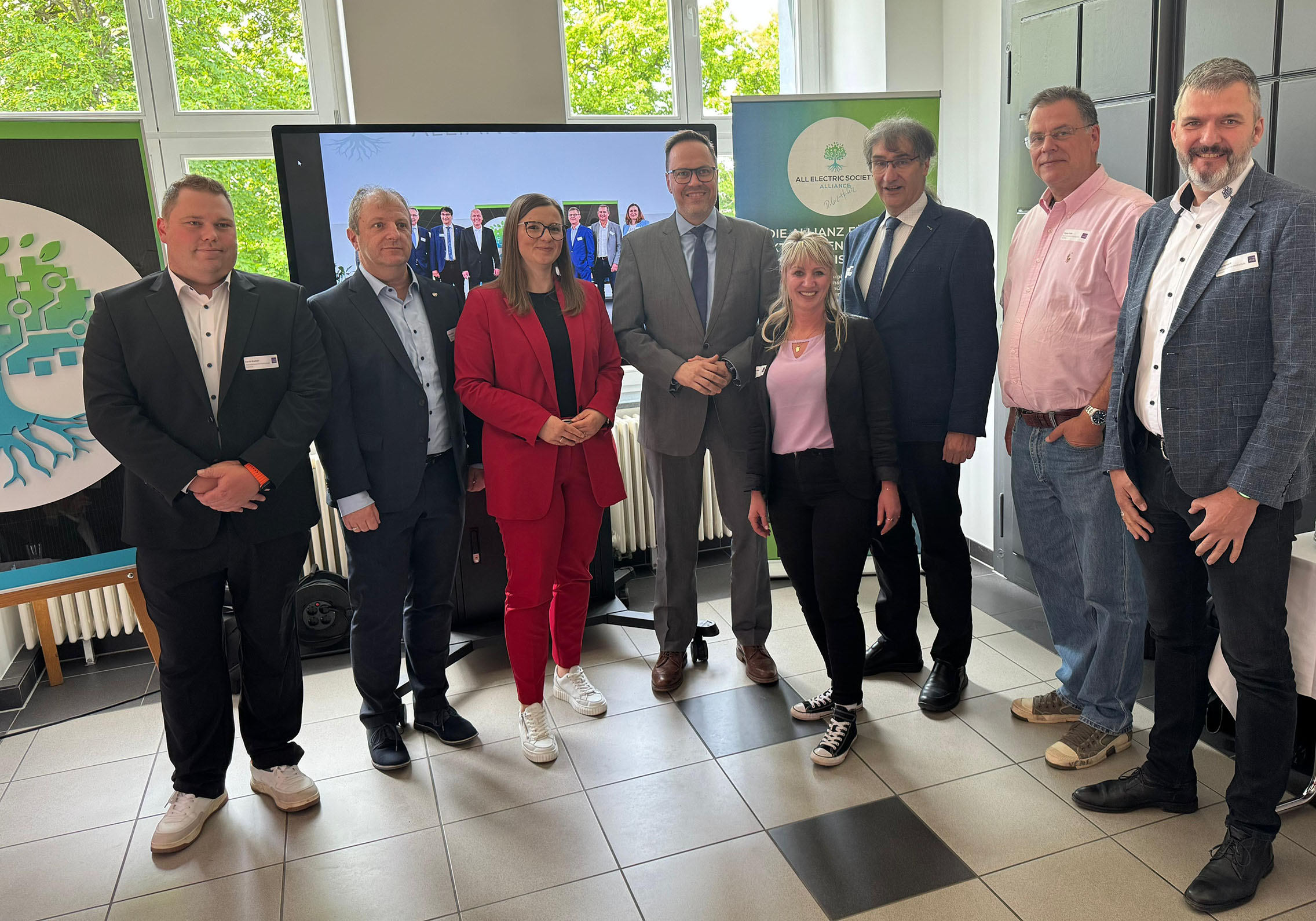 Gruppe von acht Personen schaut in die Kamera