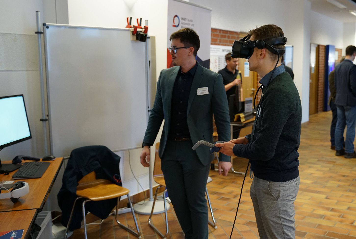2 Personen, 1 davon mit VR Brille und digitalem Schweißgerät
