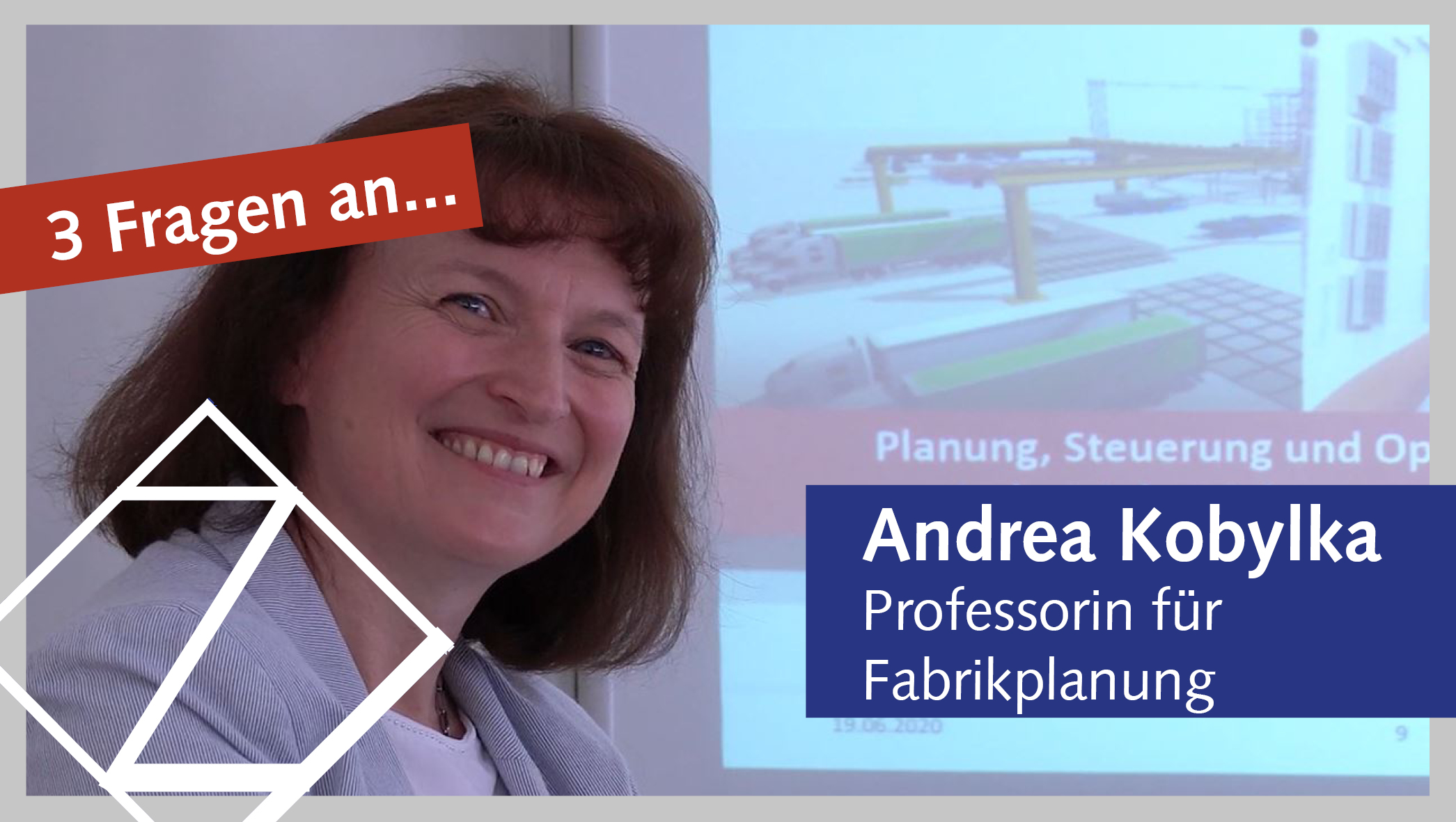Prof. Andrea Kobylka lächelt in die Kamera. Hinter ihr läuft eine Präsentation zur Fabrikplanung. Ihr Name ist eingeblendet. 