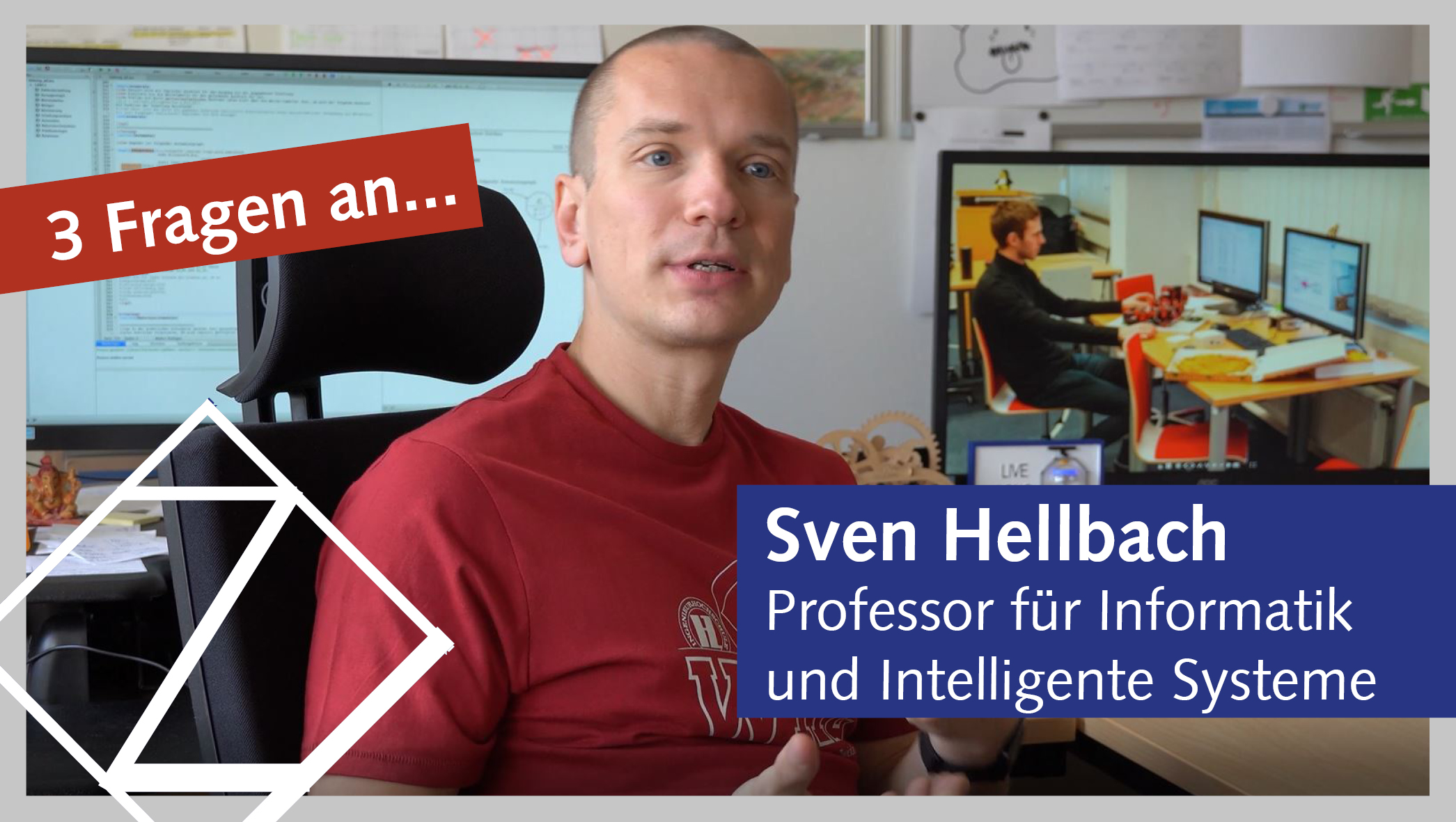 Professor Sven Hellbach im Büro. Er trägt ein rotes Hochschul-T-Shirt. Sein Name ist eingeblendet. 