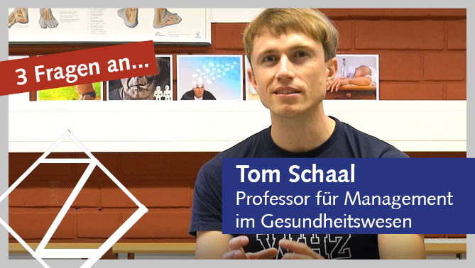 Prof. Tom Schaal, blickt in die Kamer und gestikuliert, im Hintergrund Fotos zum Thema Medizin und Gesunheit