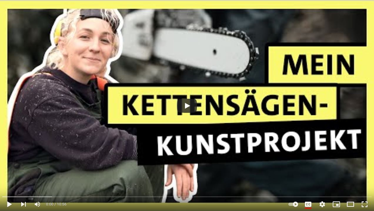 Eine Kujnststudentin in Arbeitskleidung schau in die Kamera. Im Hintergrund eine Kettensäge, dazu der Schriftzug: Mein Kettensägen-Kunst-Projekt