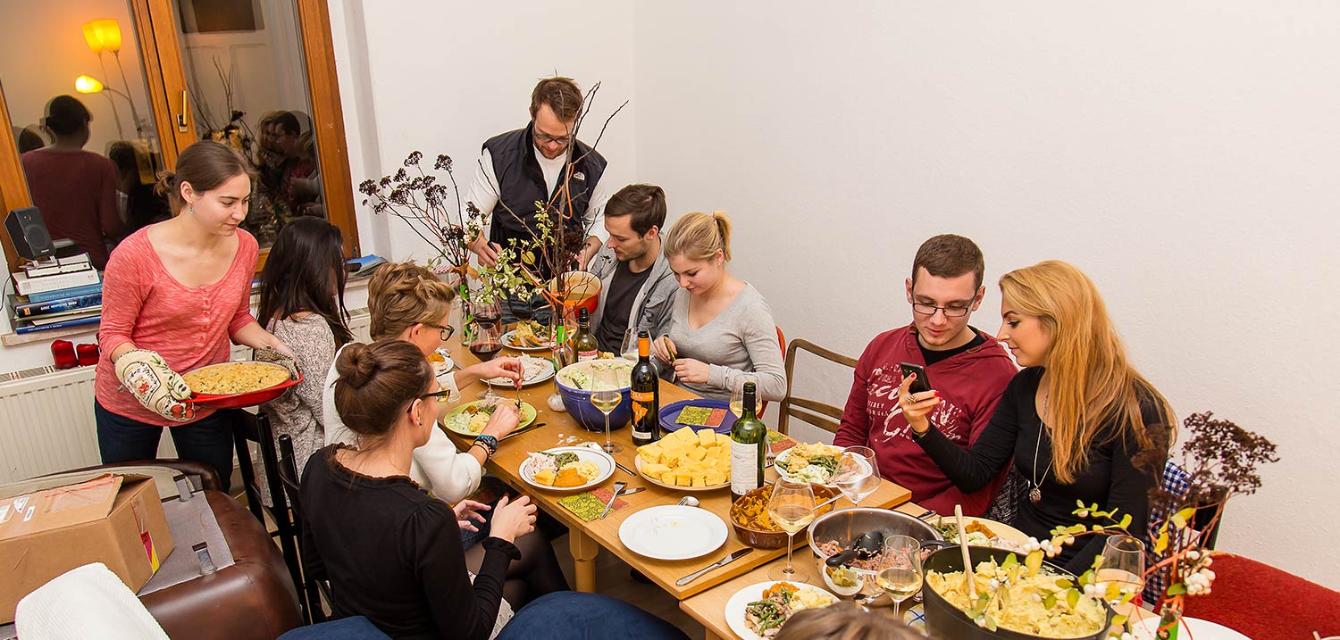Banner Studieninteressenten - Wohnen. Foto: Mehrere Studenten sitzen an einem Tisch und essen gemeinsam. (Bildquelle: WHZ/Helge Gerischer)