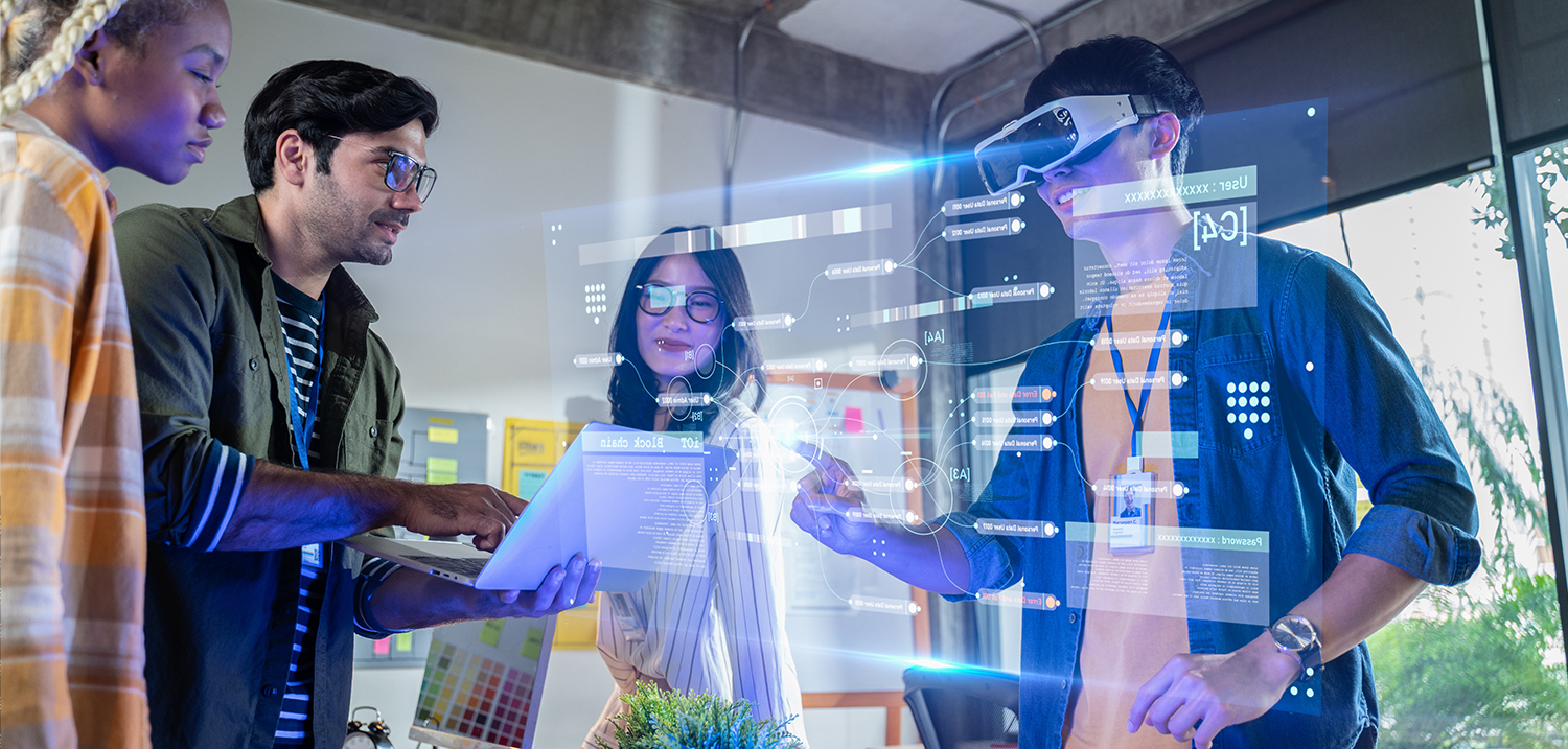 Kreative Agentur für digitale Entwicklung:Geschäftsmann verwendet VR-Brille im modernen Büro. Im Vordergrund Grafikeinblendungen. 