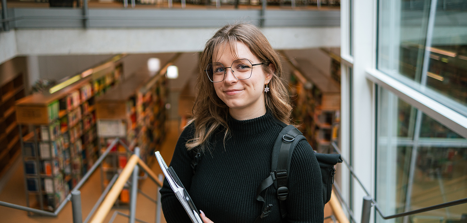 Eine Studentin in der Bibliothek