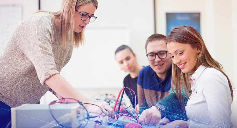 Studierende beim Experimentieren