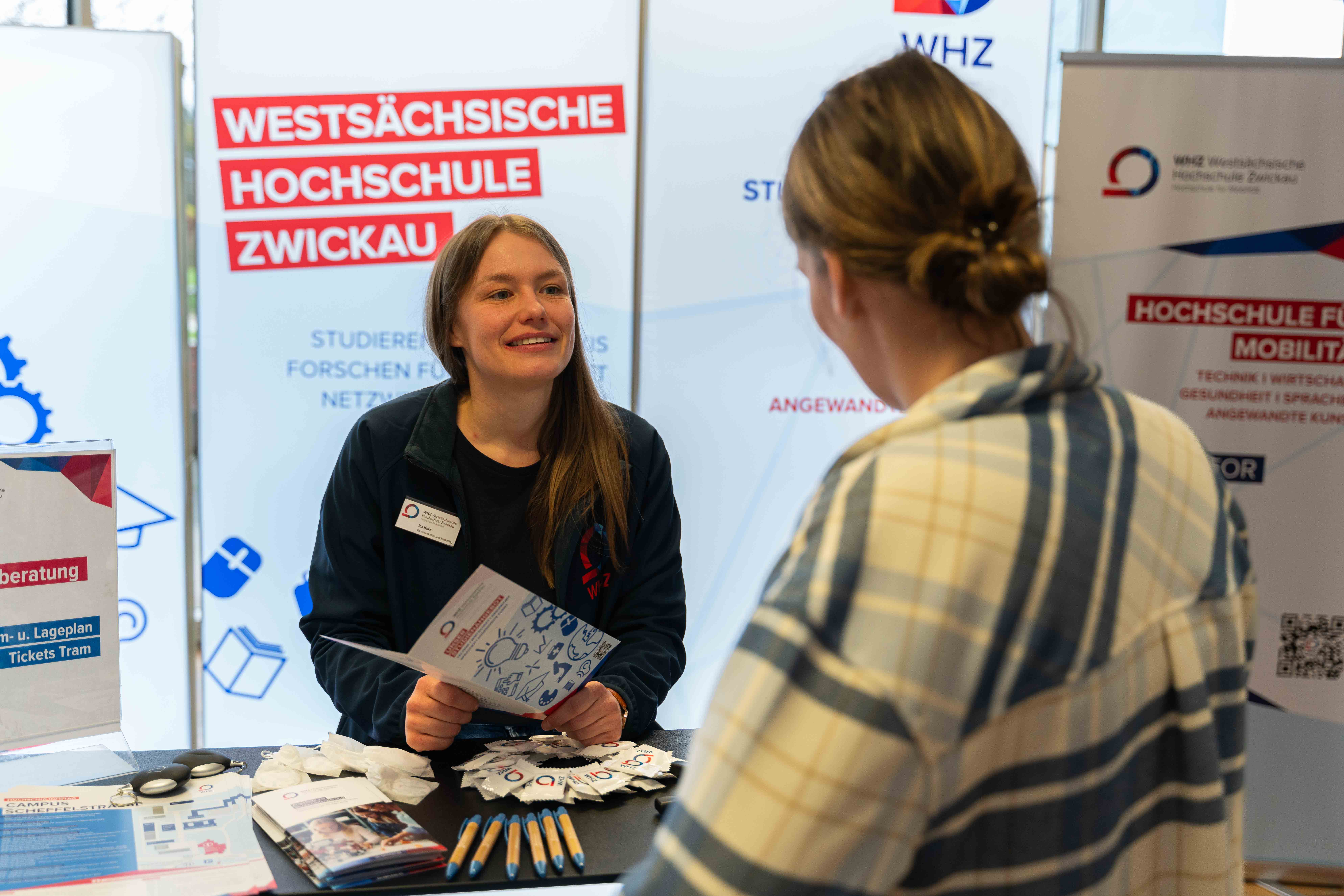 Beratung einer Studieninteressentin am Infostand der Studienberatung