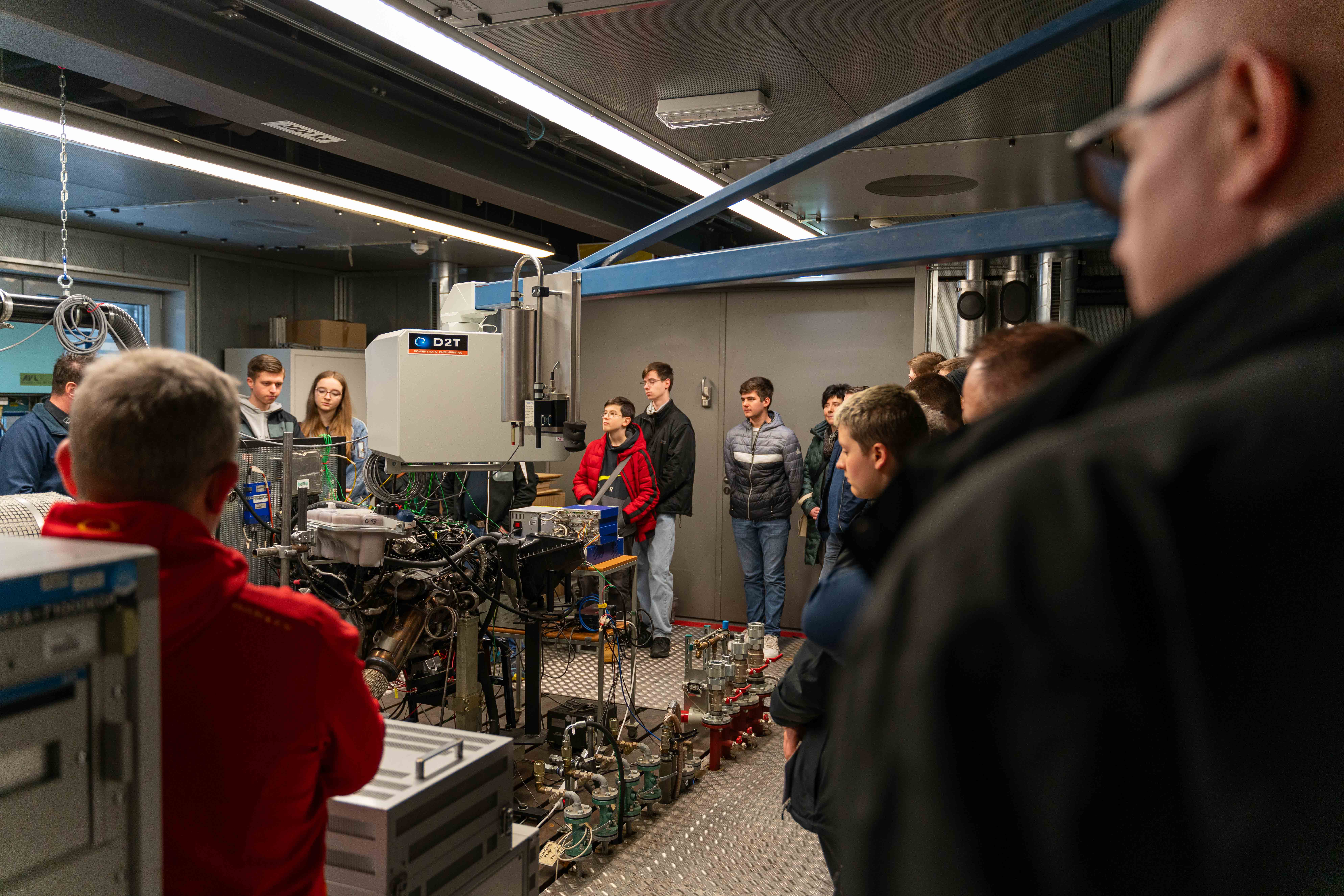 Führung einer Gruppe durch die Labore dr Kraftfahrzeugtechnik