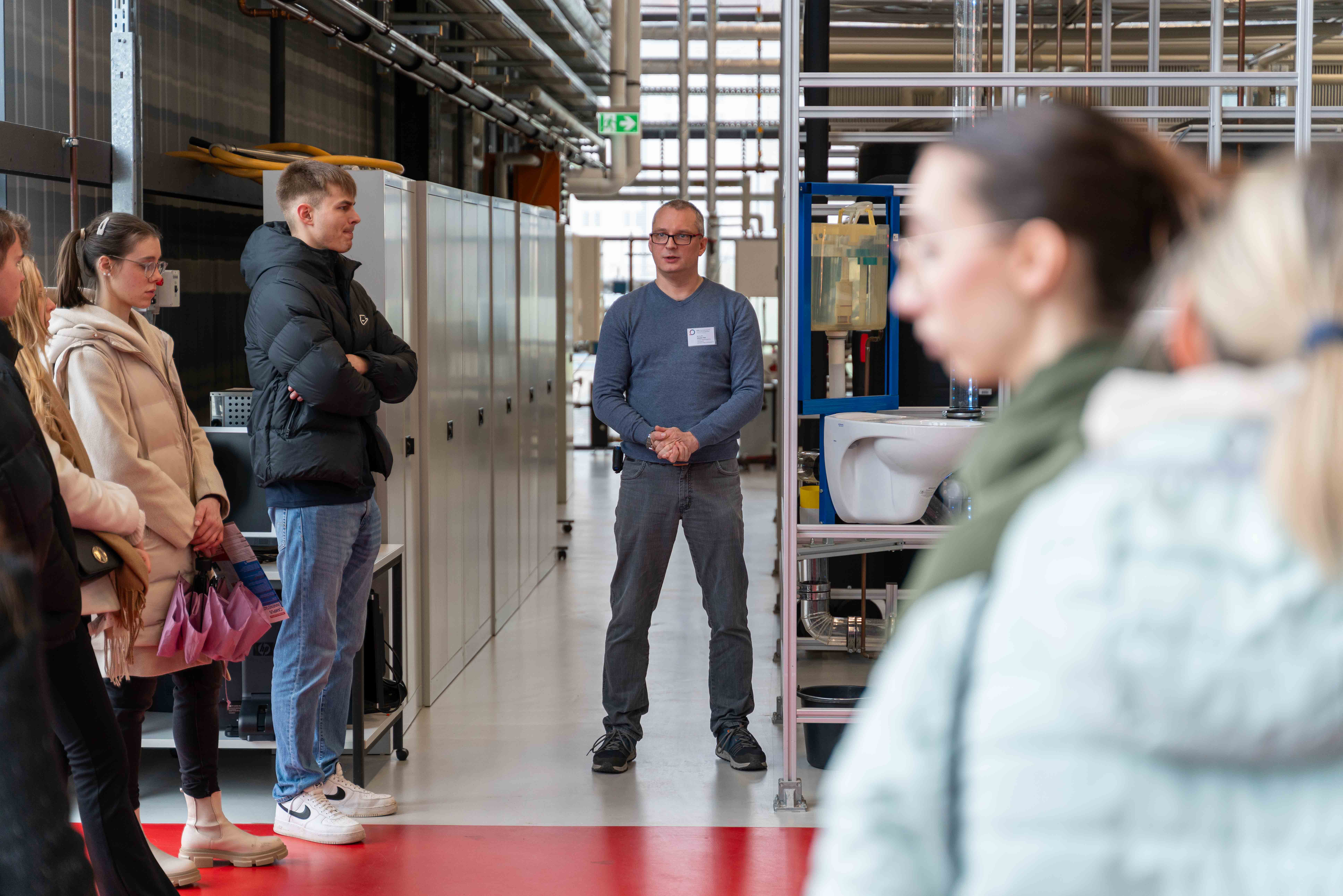 Führung einer Gruppe durch die Labore der Gebäude., Energie- und Klimatechnik