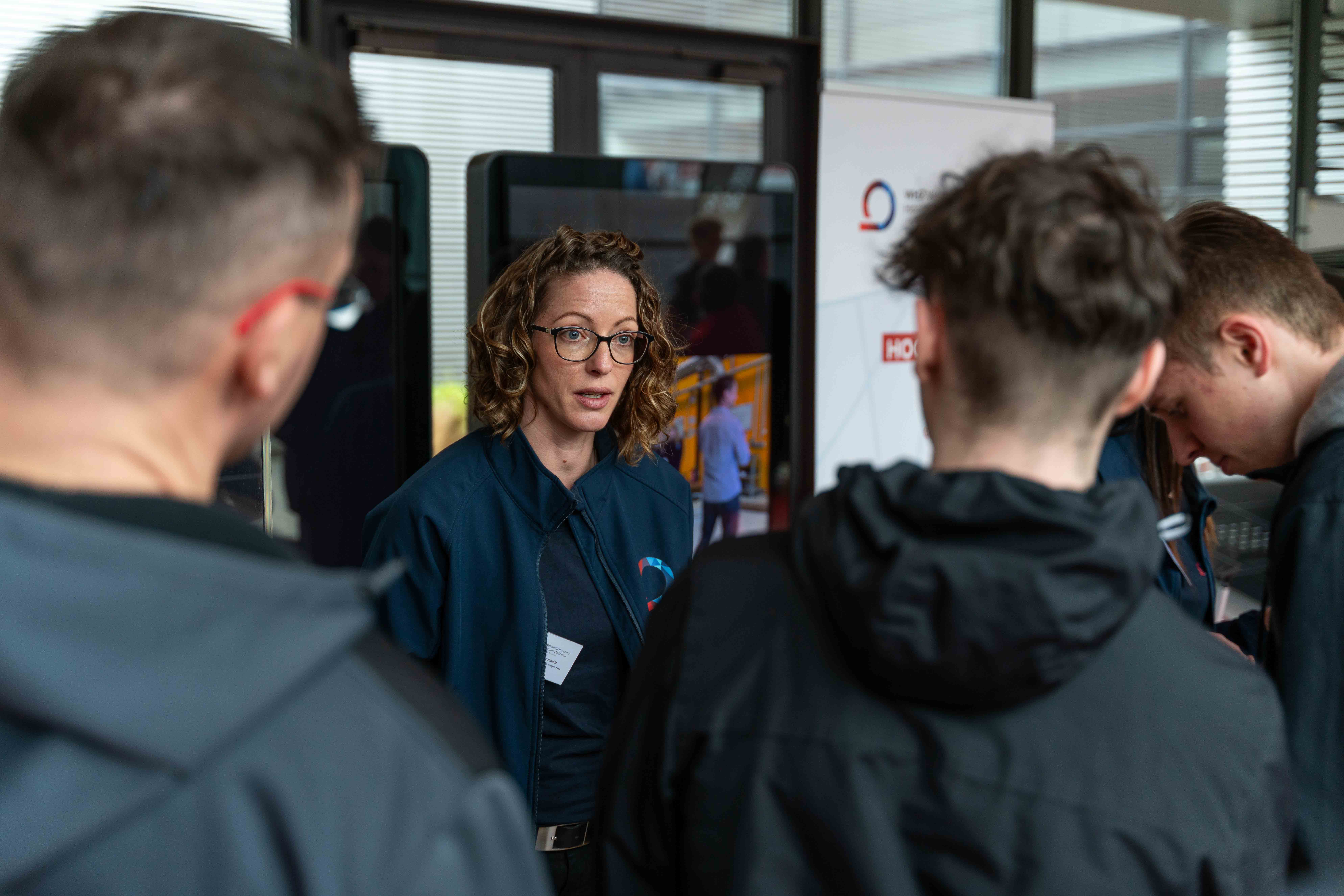 Beratung von Studieninteressierten am Infostand