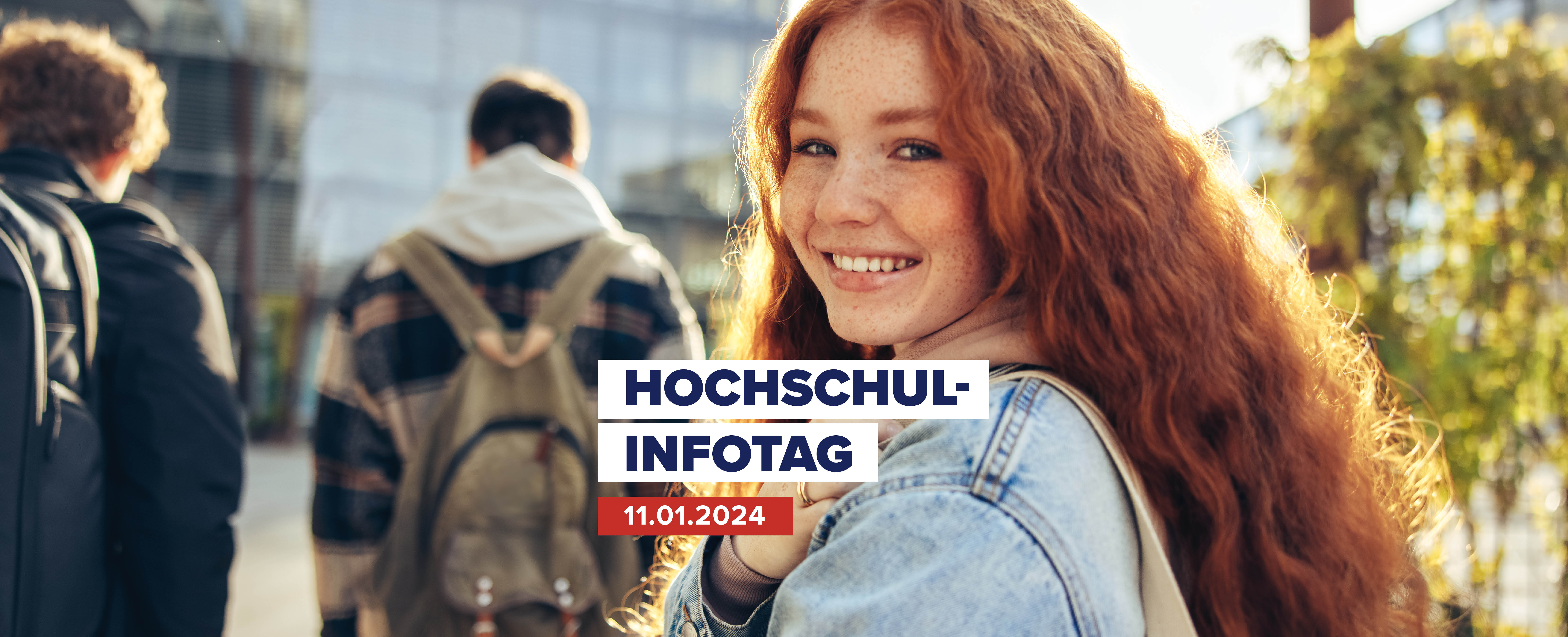 Studentin läuft über Campus und schaut über ihre Schulter