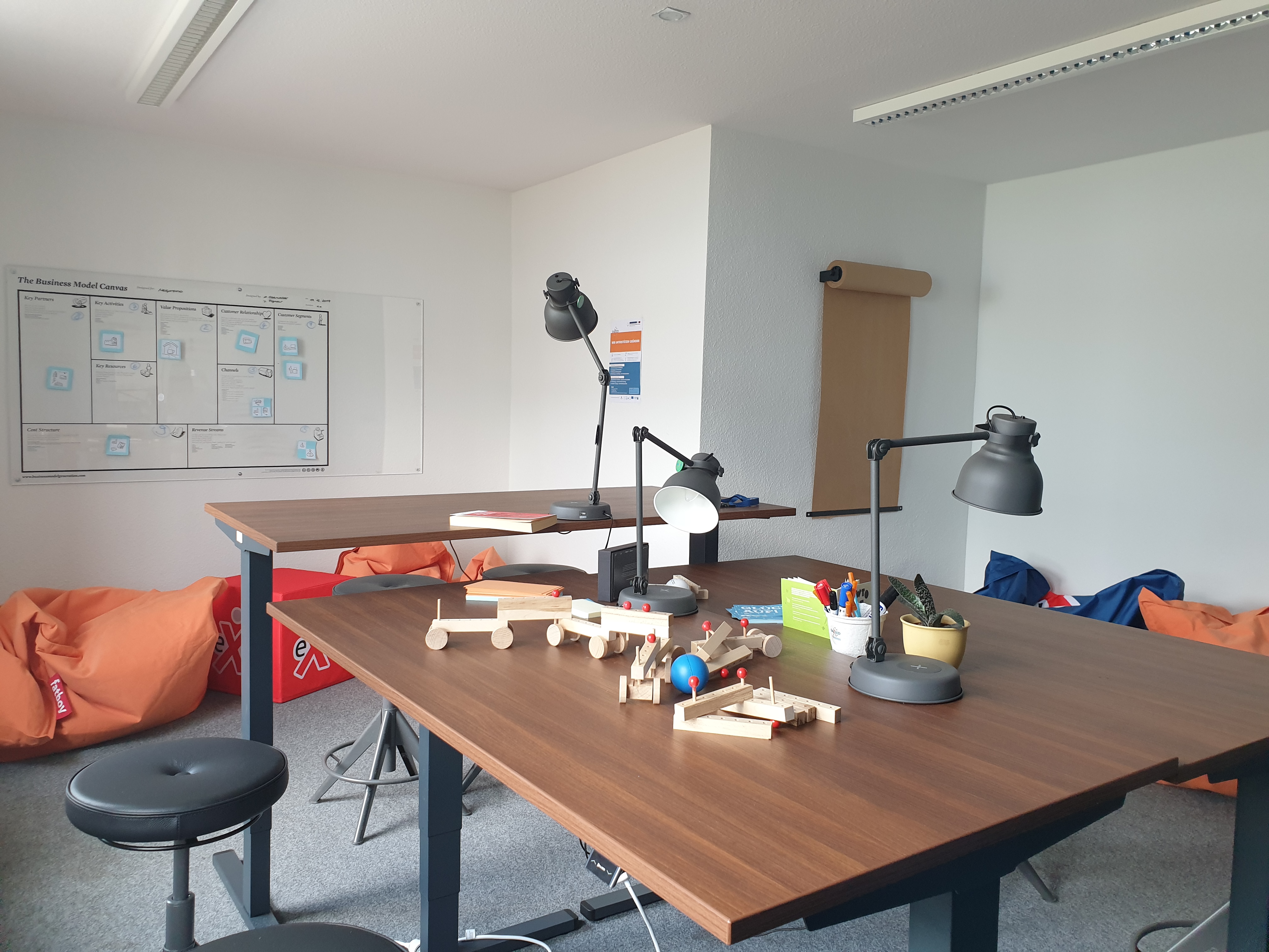 Foto: Blick ins BERG.WORK, den Gründer- und Co-Workingraum von SAXEED. Auf dem Tisch befinden sich Materialien zum prototypen..