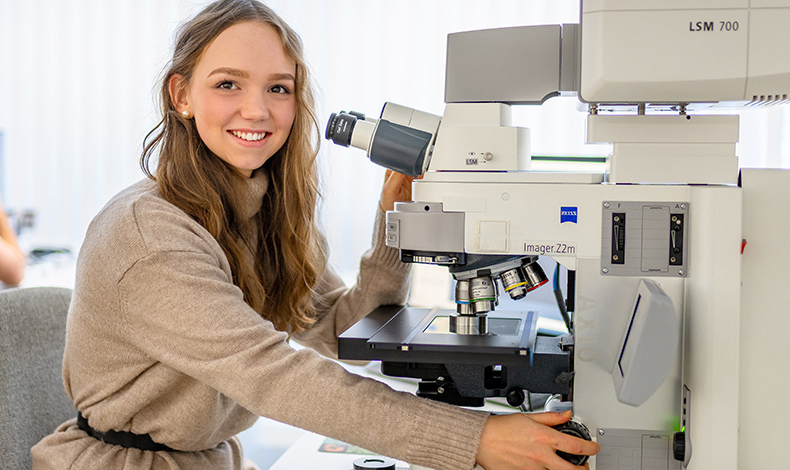 Foto: Studentin bei der Qualitätsprüfung von bearbeiteten Werkstücken am Laser Scanning Mikroskop (Quelle: Dirk Hanus / WHZ)