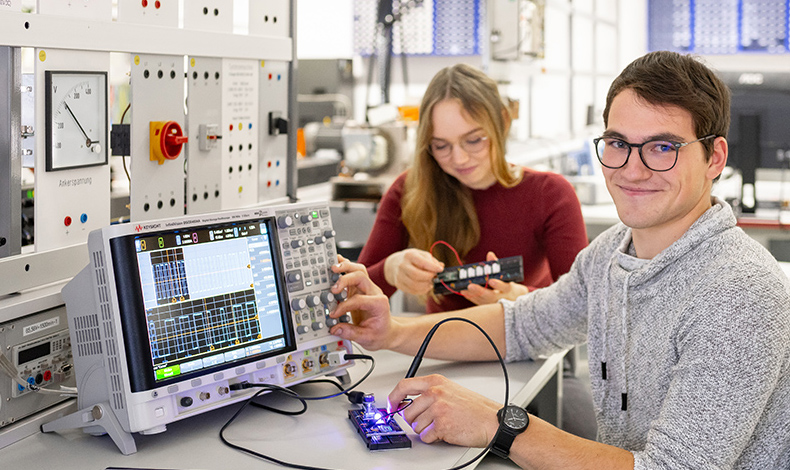 Foto: Studenten bei der Messung an einem Arduino mit Hilfe eines Oszilloskopes (Quelle: Dirk Hanus / WHZ)